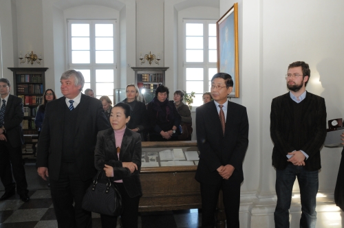 Naujos skaityklos atidaryme dalyvavo Vilniaus universiteto rektorius akad. Benediktas Juodka, prorektoriai, taip pat daug svečių, tarp kurių buvo ir Rytų šalių ambasadoriai, reziduojantys Lietuvoje. 