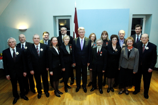Latvijos Respublikos Prezidentas Valdis Zatleras apdovanojo tuos lietuvius, kurie daug prisidėjo plėtojant Lietuvos ir Latvijos valstybinius santykius ir gerinant abiejų šalių politinį, kultūrinį, ekonominį ir visuomeninį bendradarbiavimą.