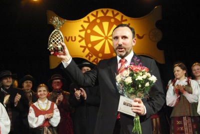 Kultūros ministras Arūnas Gelūnas folkloro ansambliui „Ratilio“ įteikia „Aukso paukštę“. Autorės nuotr.