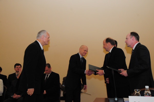 Mokslo premijų laureatų diplomai įteikiami VU fizikams – dr. E. Gaižauskui ir doc. dr. G. Trinkūnui. V. Naujiko nuotr.