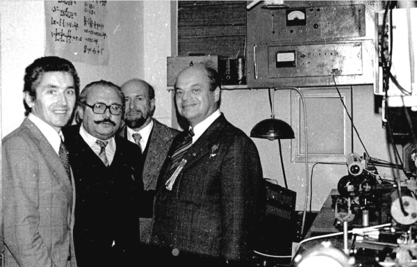 N.Basovas (Nobelio premijos laureatas, dešinėje) lankosi laboratorijoje. Nuotr. iš FF arch.