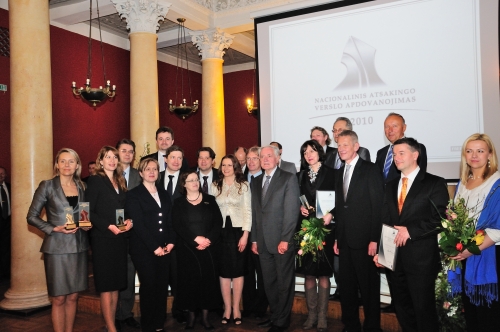 Vilniaus universiteto Mažojoje auloje Nacionaliniuose atsakingo verslo apdovanojimuose apdovanotos 13 Lietuvos ir užsienio įmonių, prisidedančių prie socialinės gerovės kūrimo ir neigiamo poveikio aplinkai mažinimo.
