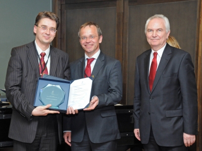 Iš kairės: Vilniaus universiteto mokslo reikalų prorektorius prof. habil. dr. Jūras Banys, LR Valstybinio patentų biuro direktorius Rimvydas Naujokas, WIPO generalinio direktoriaus pavaduotojas p. Johannes Christian Wichard.