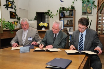 Tarp (iš kairės) Lietuvos technikos bibliotekos, Valstybinio patentų biuro ir Vilniaus universiteto buvo pasirašytas svarbus trišalis tarpusavio supratimo memorandumas. V.Naujiko nuotr.