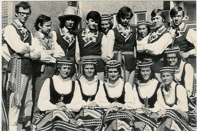 Vilniaus universiteto liaudies dainų ir šokių ansamblyje  R. Dubakienė (pirma iš dešinės tarp pirmos ir antros eilės) šešerius metus grojo skudučiais. 