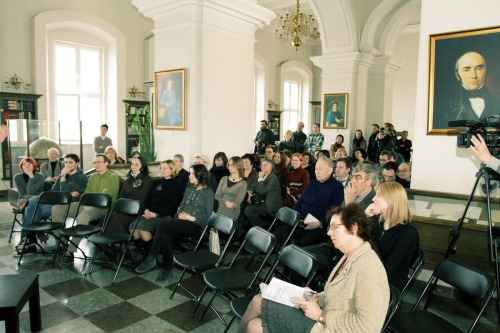 Knygos „Vilnius – savas ir svetimas“ pristatymas vyko VU bibliotekos Baltojoje salėje. M. Pelakausko nuotr.