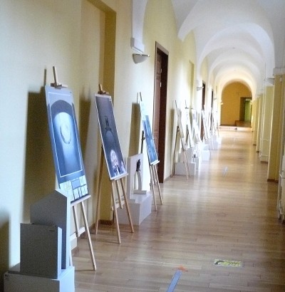Vilniaus universiteto bibliotekoje atidaryta ekspozicija, kurioje demonstruojama 18-iolikos Lietuvos menininkų sukurti Alumnų vardą Vilniaus universitete įprasminantys meno kūrinių projektai.