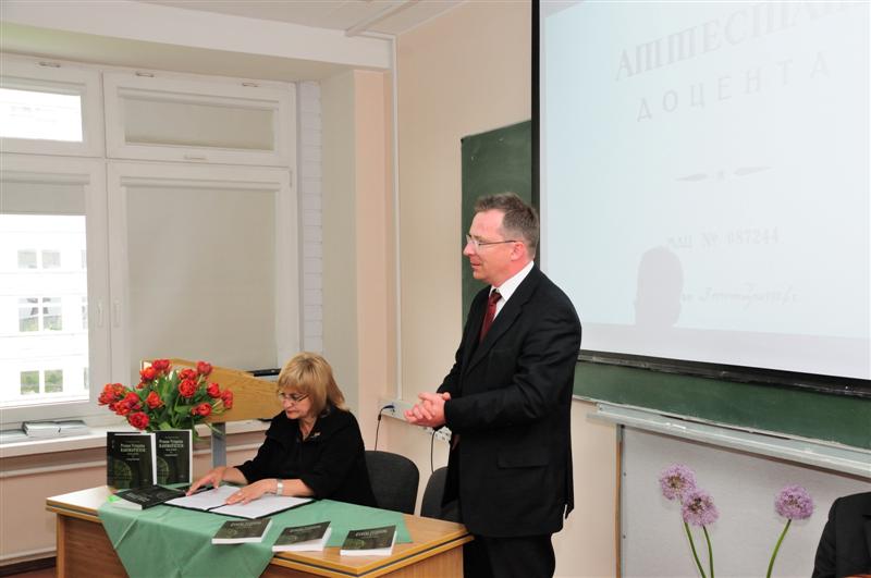 „Ši atsiminimų knyga – tik nedidelė to dėkingumo išraiška, galimybė pristatyti vieną iškiliausių Teisės fakulteto asmenybių“, – sakė Teisės fakulteto dekanas, prof. Vytautas Nekrošius.
