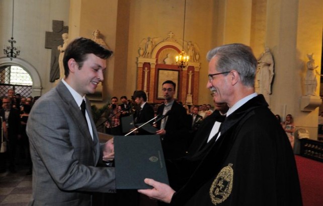 Diplomus įteikė VU akademinių reikalų prorektorius doc. dr. Juozas Galginaitis.