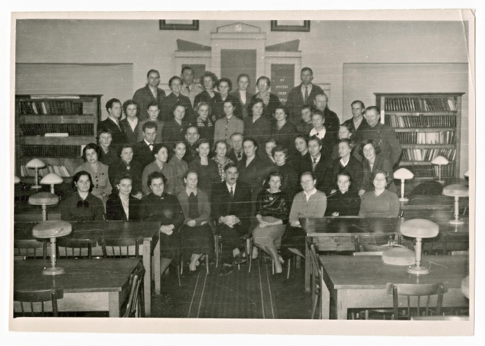 Universiteto bibliotekos darbuotojai. Viduryje – direktorius L. Vladimirovas. 1948 m. Nuotr. saugoma VUB Rankraščių skyriuje.