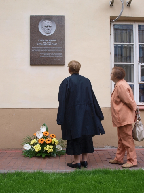 Sekmadienį, birželio 26 d., Vilniaus universiteto Filologijos fakulteto M. K. Sarbievijaus kieme buvo atidengta paminklinė lenta žinomam kūrėjui, Nobelio premijos laureatui Česlavui Milošui atminti. 