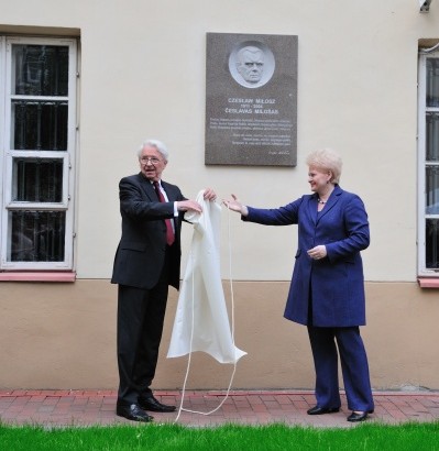 Paminklinę lentą rašytojui, Nobelio premijos laureatui Česlavui Milošui atidengė Prezidentė Dalia Grybauskaitė ir VU rektorius akademikas Benediktas Juodka.