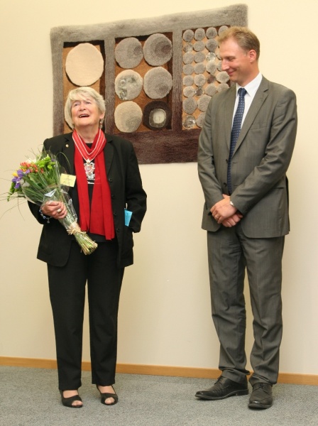 Buvusi VU švedų kalbos lektorė Karin Nordquist (kairėje) apdovanota Užsienio reikalų ministerijos garbės ženklu „Lietuvos diplomatijos žvaigždė“. LR URM arch. nuotr.