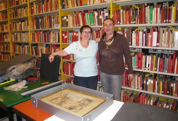 Bibliotekos direktorė Annie Metz (kairėje) ir archyvo tvarkytoja Christelle.