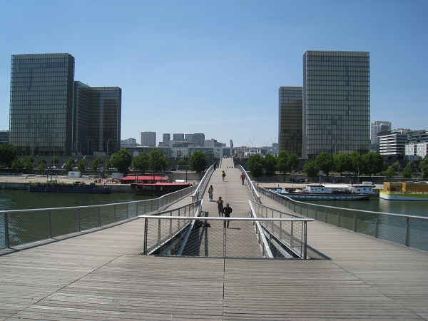 Simone de Beauvoir tiltas, jungiantis miesto parką suNacionaline Francois Mitterrand biblioteka.