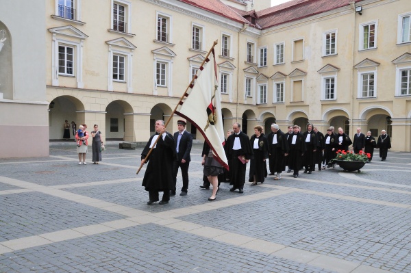 Skambant Vilniaus universiteto Šv. Jonų bažnyčios varpams ir akademiniam himnui „Gaudeamus“ Vilniaus universitete buvo pažymėta studijų metų pabaiga. V.Naujiko nuotr.