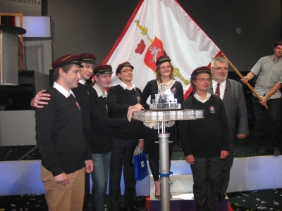 Pagrindinį „Ateities lyderių“, prizą – krištolinę piramidę – po atkaklių kovų iškovojo Vilniaus universiteto studentų komanda