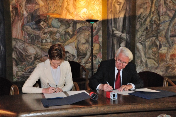 Bendradarbiavimo ketinimo protokolą  pasirašė VU rektorius akad. Benediktas Juodka ir valstybės kontrolierė Giedrė Švedienė. V.Naujiko nuotr.