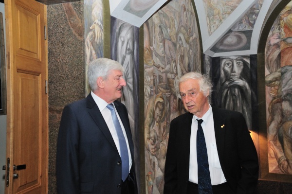 Profesoriai Andrzejus Gospodarowiczius (kairėje) ir Robertas Huberis Rektoriaus auloje. V.Naujiko nuotr. 