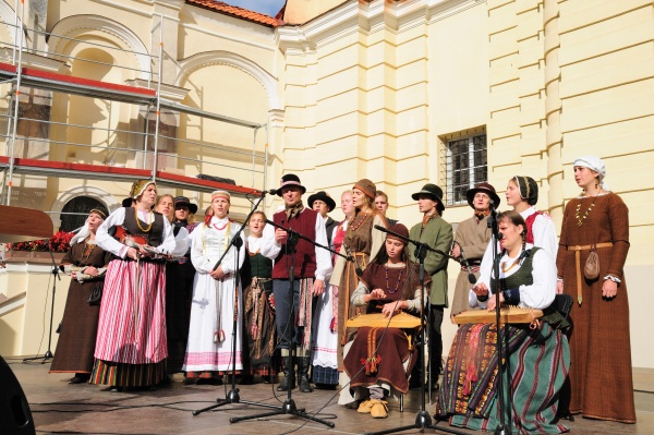 Koncertuoja 2010 metų „Aukso paukštės“ laureatas folkloro ansamblis „Ratilio“. V.Naujiko nuotr.
