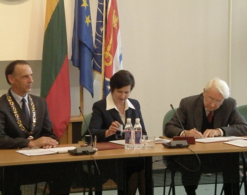 Molėtų rajono savivaldybė ir Vilniaus universitetas pasirašė bendradarbiavimo sutartį. Jono Bareikio nuotr.