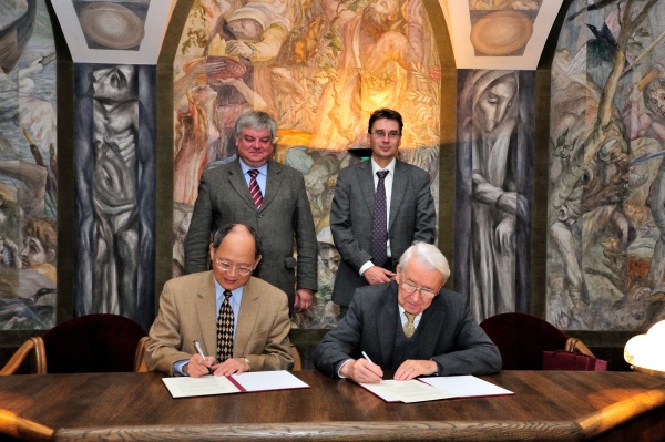 Ketinimų protokolą pasirašė VU rektorius akad. B. Juodka ir Taipėjaus misijos, reziduojančios Latvijoje, vadovas Davidas C. Y. Wangas.  V.Naujiko nuotr.