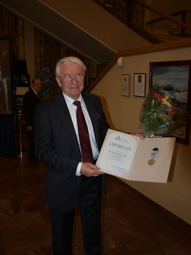Rektorius įvertintas Baltijos Asamblėjos medaliu už Baltijos šalių vienybės stiprinimą ir bendradarbiavimą. VU IRSV nuotr.