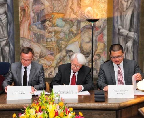 2011 m. gegužės 18 d. Vilniaus universitetas, UAB Huawei Technologies (Vilnius) ir UAB Omnitel pasirašė Ketinimų protokolą dėl bendradarbiavimo. V. Naujiko nuotr.
