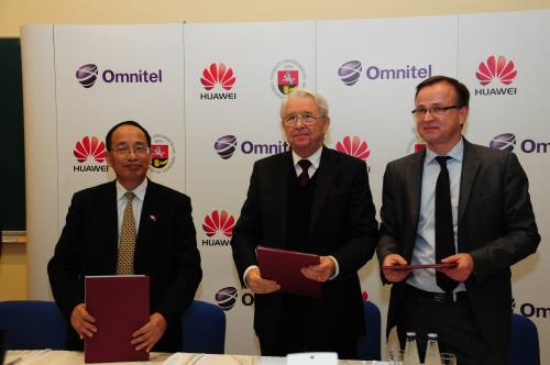 Lapkričio 29 d. (antradienį) Vilniaus universitetas, Kinijos telekomunikacijų bendrovė „Huawei Technologies Co., Ltd“ ir „Omnitel“ pasirašė trišalę bendradarbiavimo sutartį. V. Naujiko nuotr.