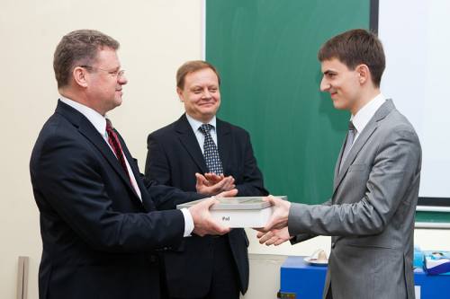 Planšetinį kompiuterį „iPad“ vertinimo komisija skyrė moksleiviui Dovydui Gulbinui. „ThermoFisher Scientific“ nuotr.