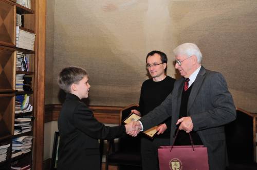 Rektorius B. Juodka ir E. Jaseliūnas sveikina ketvirtoką Luką Barauską. V. Naujiko nuotr.