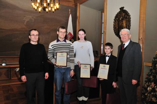 VU rektorius profesorius B. Juodka apdovanojo mobiliosios laboratorijos vardo konkurso nugalėtojus. V. Naujiko nuotr.