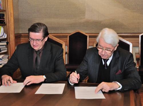 VU rektorius akad. Benediktas Juodka ir UAB „Baltic-Amadeus“ prezidentas Viktoras Tonkich pasirašė paramos sutartį. V. Naujiko nuotr.