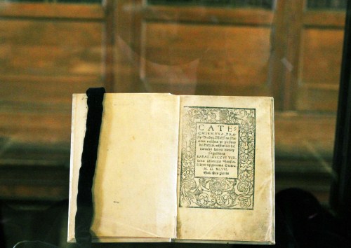 Pavasarinis M. Mažvydo Katekizmo originalo eksponavimas VU bibliotekoje tampa tradicija. VU bibliotekos arch. nuotr.