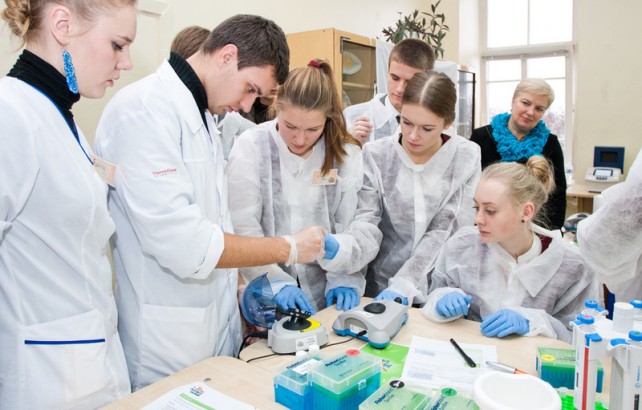 Vakarų Lietuvos moksleiviai išbandys pirmąją šalyje mobilią biomokslų laboratoriją. „Thermo Fisher Scientific“ nuotr.