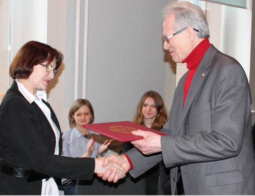 Prof. habil. dr. Liudvikas Kimtys VU rektoriaus vardu pasveikino 2011-ųjų Metų mokytoja tapusią Laimą Skabickienę. VU Studijų direkcijos nuotr.