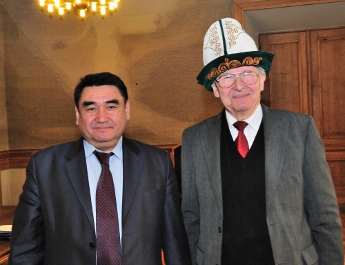 Kirgizijos ambasadorius į VU atvyko su dovanomis. V. Naujiko nuotr.