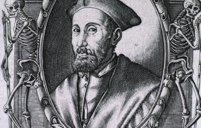 Ispanų chirurgas ir anatomas Juanas Valverde de Amusco (1525–1588), kurio knyga „Anatome corporis humani“ buvo vaistinės bibliotekoje.