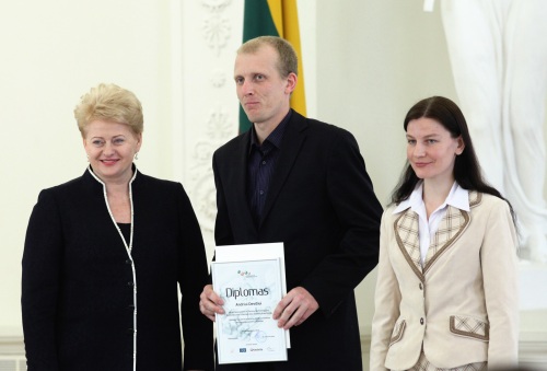Vienu konkurso nugalėtojų tapusiam VU Fizikos fakulteto alumnui 33 metų Andriui Devižiui atiteko ir TEO įsteigta 5000 litų premija. Organizatorių nuotr.