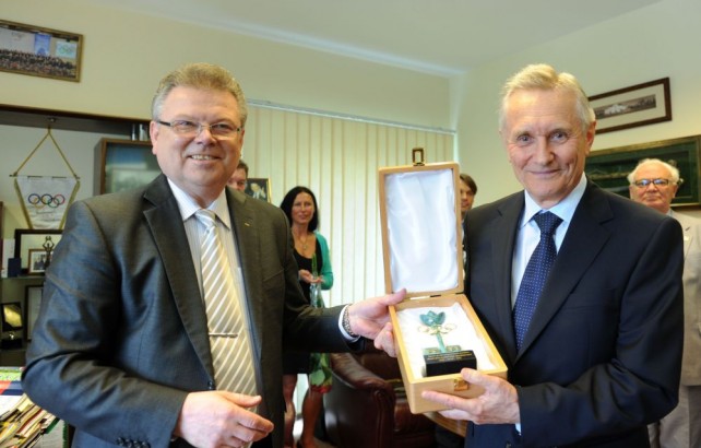 Būtent šį TOK įsteigtą apdovanojimą Lietuvoje gavę tik du nusipelnę asmenys: prezidentas Valdas Adamkus ir VU SSC profesorius J. P. Jankauskas. SSC archyvo nuotr.