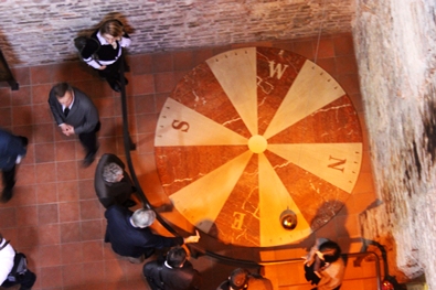 Šv. Jonų bažnyčios varpinėje įrengta Fuko švytuoklė demonstruoja žemės sukimąsi apie savo ašį. VU archyvo nuotr.