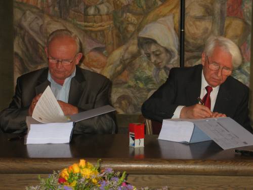 VU rektorius prof. B. Juodka ir UAB „Hidrostatyba“ gen. direktorius P. Šidiškis pasirašė bendradarbiavimo sutartį. IRVS nuotr.