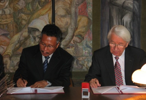Indonezijos Nusa Cendana universiteto rektorius F. U. Datta ir VU rektorius prof. B. Juodka pasirašo tarpusavio supratimo memorandumą. IRVS nuotr.