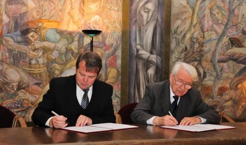 VU rektorius prof. Benediktas Juodka ir LMTA rektorius prof. Zbignevas Ibelhauptas pasirašė bendradarbiavimo sutartį. V. Naujiko nuotr.