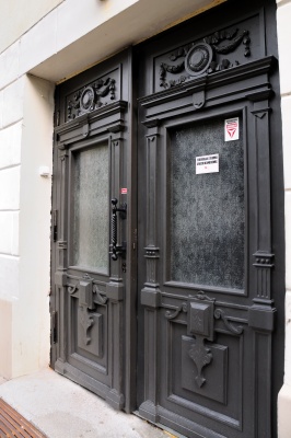 Atkurtos senosios autentiškas durys, menančios pačią XX a. pradžią. V.Naujiko nuotr.