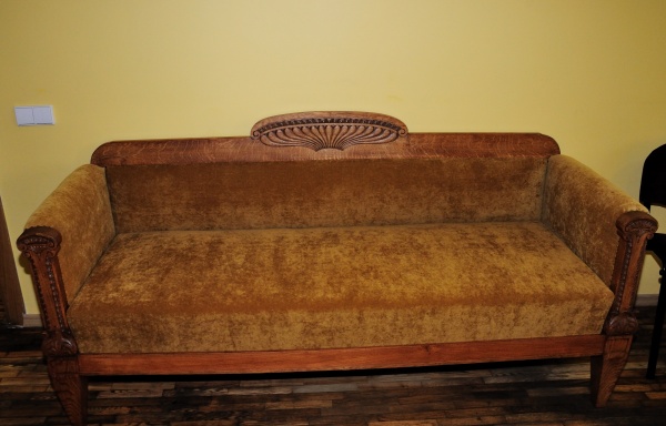 Manoma, kad ši sofa yra XIX a. pab. ar XX a. pr. Ji puošia dekano kabinetą. V.Naujiko nuotr.