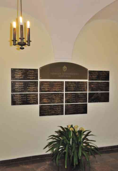 Iškilmingai atidengta marmurinė atminimo lenta, kurioje - visų Vilniaus universiteto rektorių pavardės. V. Naujiko nuotr.