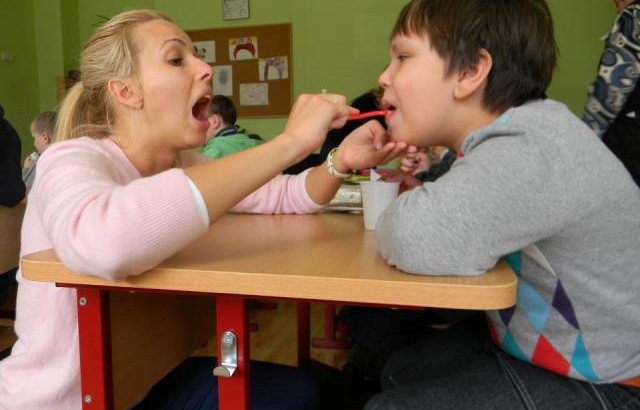 VU Medicinos fakulteto odontologijos specialybės studentės rūpinasi Vilniaus „Atgajos“ specialiosios mokyklos auklėtinių burnos higiena. Asmeninio archyvo nuotr.