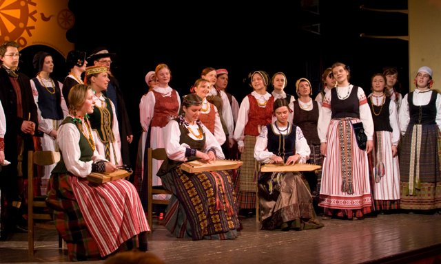 VU folkloro ansamblis „Ratilio“ – vienas iš seniausių folkloro ansamblių Lietuvoje. J. Šalengos nuotr.