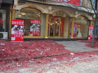 Taiyuan miesto gatvės nuklotos raudona spalva. V. Šniukštaitės nuotr.